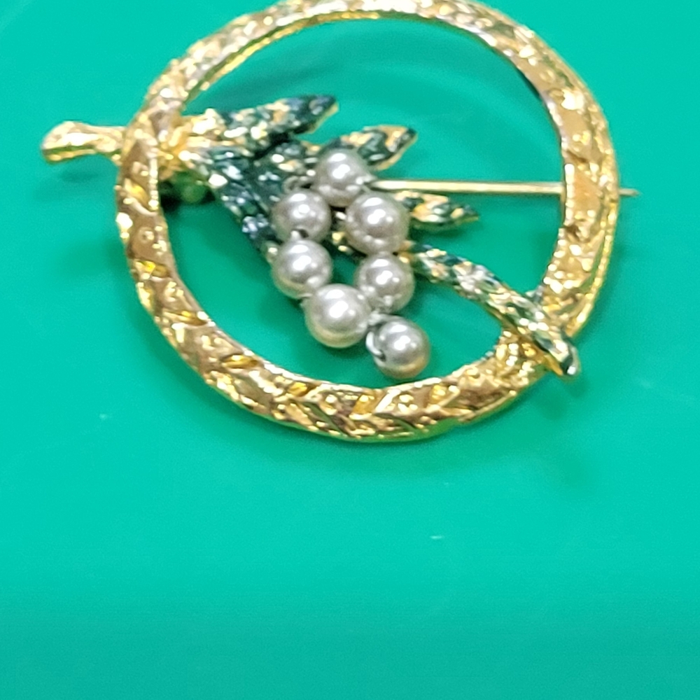 Dainty Almost Antique HOLLYWOOD  Brooch